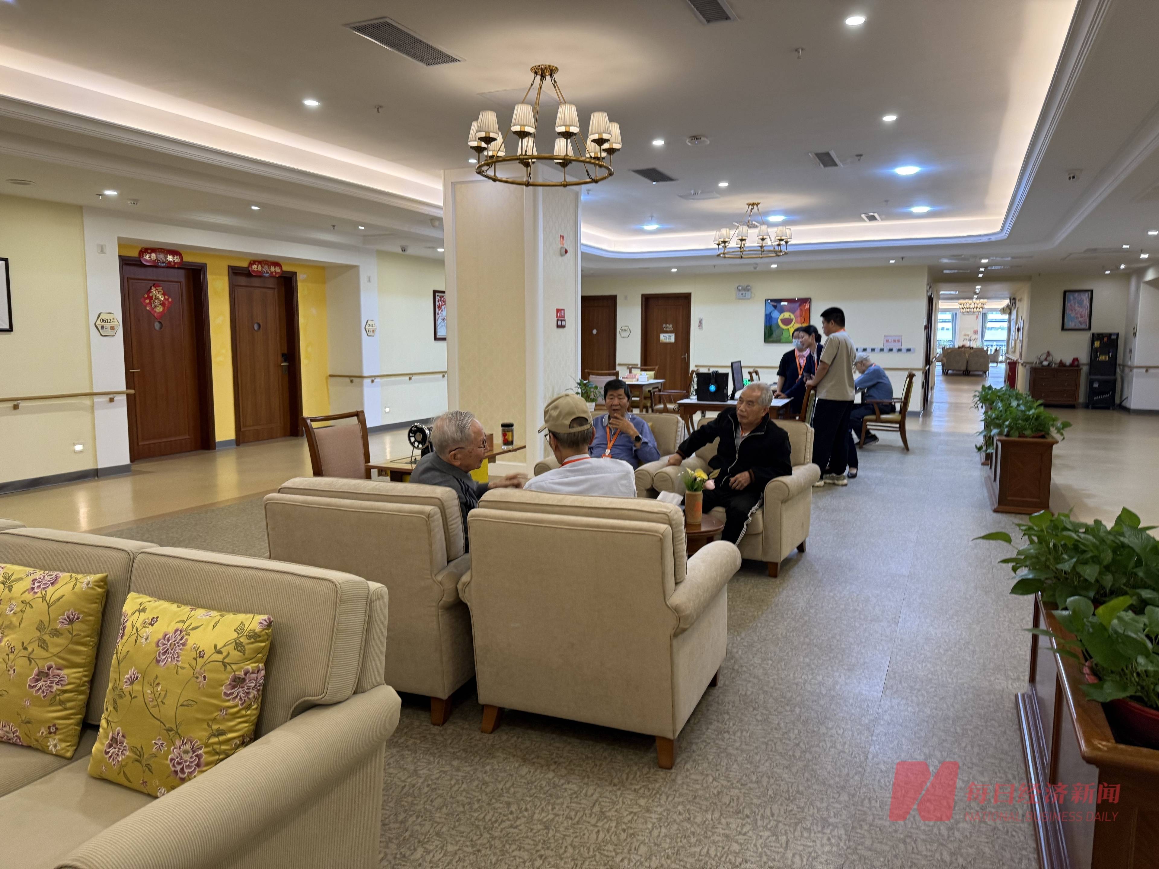 近10万香港老人跨境养老背后:费用便宜、居住空间大是核心动力,但医疗衔接待完善